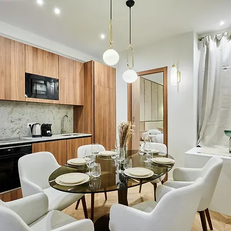 Superb Center Of By Prestige Apartment *